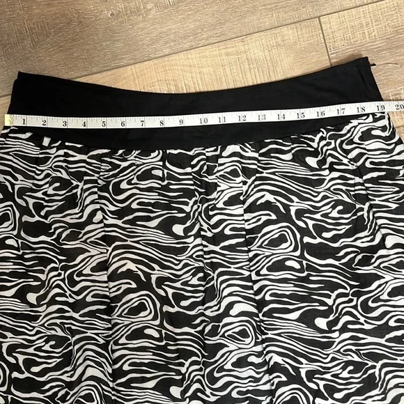 Michael Kors Black and White Knee Length Skirt Size 14 - Picture 6 of 9